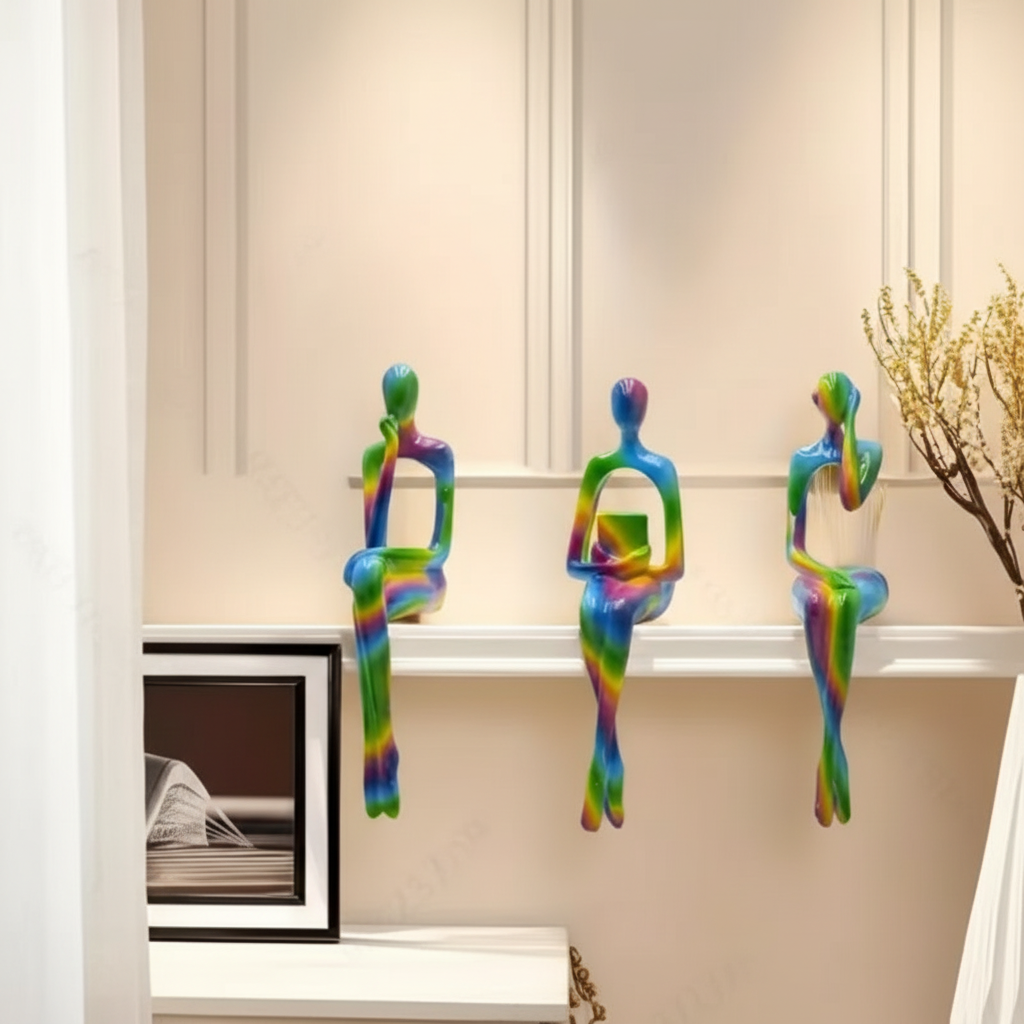 Kleurrijke beeldjes op moderne plank