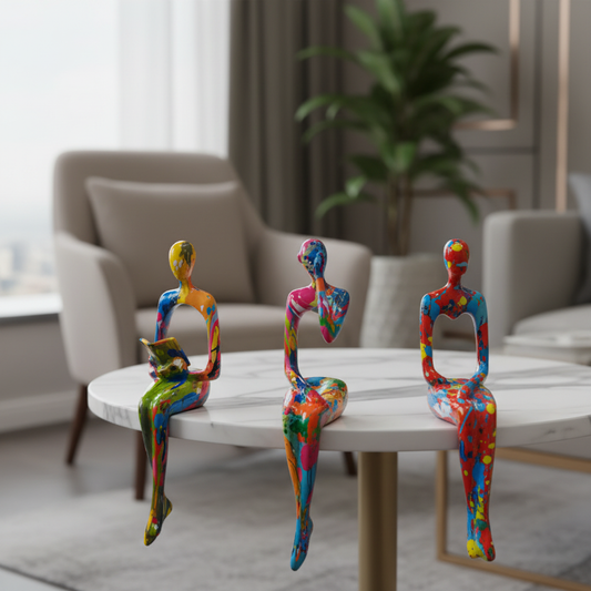 Zittende beeldjes op marmeren tafel